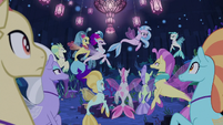 Silverstream addressing the seaponies S9E25