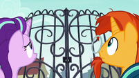 Starlight and Sunburst looking at the gate S8E8