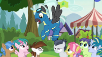 Thunderlane telling the foals to have fun S7E21
