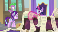 Twilight goes back to her long checklists S9E1