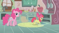 Apple Bloom looking into the oven S1E12