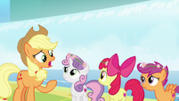 Applejack apologizes to the Cutie Mark Crusaders S7E16