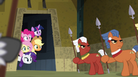 Main ponies peeking on the ritual S4E04