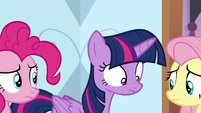 Pickle juice lands on Twilight's nose S9E2