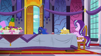 Princess Luna entering the dining hall again S7E10