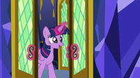 Twilight entering the castle throne room S8E23