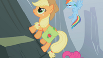 Applejack climbing S01E07