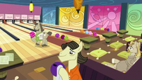 Lebowski ponies in the bowling alley S9E23