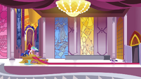 Twilight dashes into the throne room S4E25