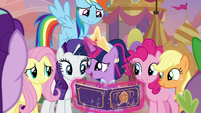 Twilight grateful for her friends' gift S9E26