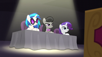 DJ Pon-3, Octavia y Rarity en la mesa del jurado Un Descanso Agotador