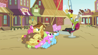 Discord reels in Earth ponies S4E25