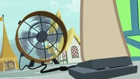 Mr. Breezy turns on large fan outside his store S7E19.png (714 KB)