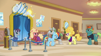 Rainbow Dash gives up her spot in line S8E5