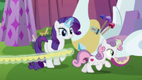 Sweetie Belle gallops with yellow fringe S6E14