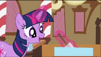 Twilight Sparkle adjusting frosting S2E03