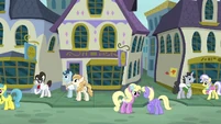 Ponies in Canterlot's Restaurant Row S6E12