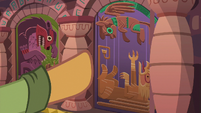 Quibble Pants points to fourth door S6E13