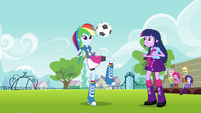 Rainbow Dash juggles the ball EG