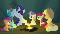 Rarity making Twilight-shaped shadow puppetry S7E16