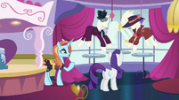 Rarity placing the mannequins S5E15