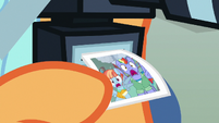 Scootaloo shows picture of shocked Bow and Windy S7E7