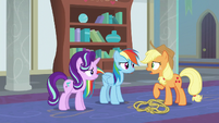 Applejack -supposed to be learnin' friendship- S8E1