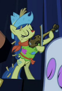 Fiddle-playing pony S2E04