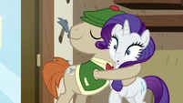 Mr. Breezy hugging Rarity S7E19