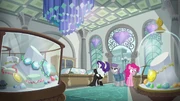 Pinkie, Maud, and Rarity in a jewelry store S6E3
