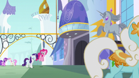 Pinkie Pie and Rarity enter Canterlot S6E12