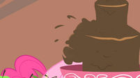 Pinkie Pie in the chocolate fountain S01E22