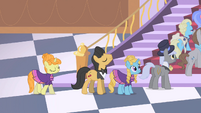 Queue of ponies by the castle stairs S1E26