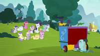 Rarity, Sweetie Belle, and fillies watching the puppet show S7E6