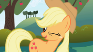 S01E01 Applejack puszcza oczko