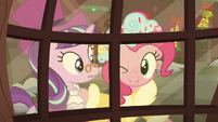 The Spirit of Hearth's Warming Presents winks at Snowfall S06E08