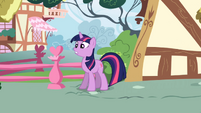 Twilight Sparkle finds fainted ponies S01E04