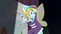 Rainbow Dash sprinkling glitter on stage CYOE9b