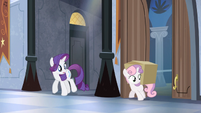 Rarity looks at Sweetie Belle with box S04E19