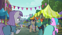 Maud and ponies look at Rarity at flea market S6E3