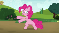 Pinkie Pie pointing at Lyra Heartstrings S7E4