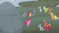 Pinkie points to the top of Holder's Boulder S5E20