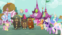 Ponies and yaks cheering S5E11