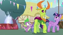 Twilight offers to give Thorax a castle tour S7E15