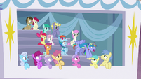 Bow Hothoof's cheering attracts ponies' eyes S7E7