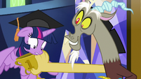 Discord gives Twilight a trophy S9E1
