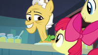 Grand Pear smiling at Apple Bloom S7E13