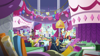 Rarity and Sassy in messy Canterlot Carousel S7E6