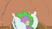 Spike durmiento durante la canción Mañanas en Ponyville