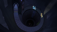 Applejack and Rainbow in spiral staircase S4E03